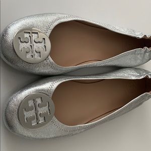 Ladies Silver metallic flats. Tory Burchs